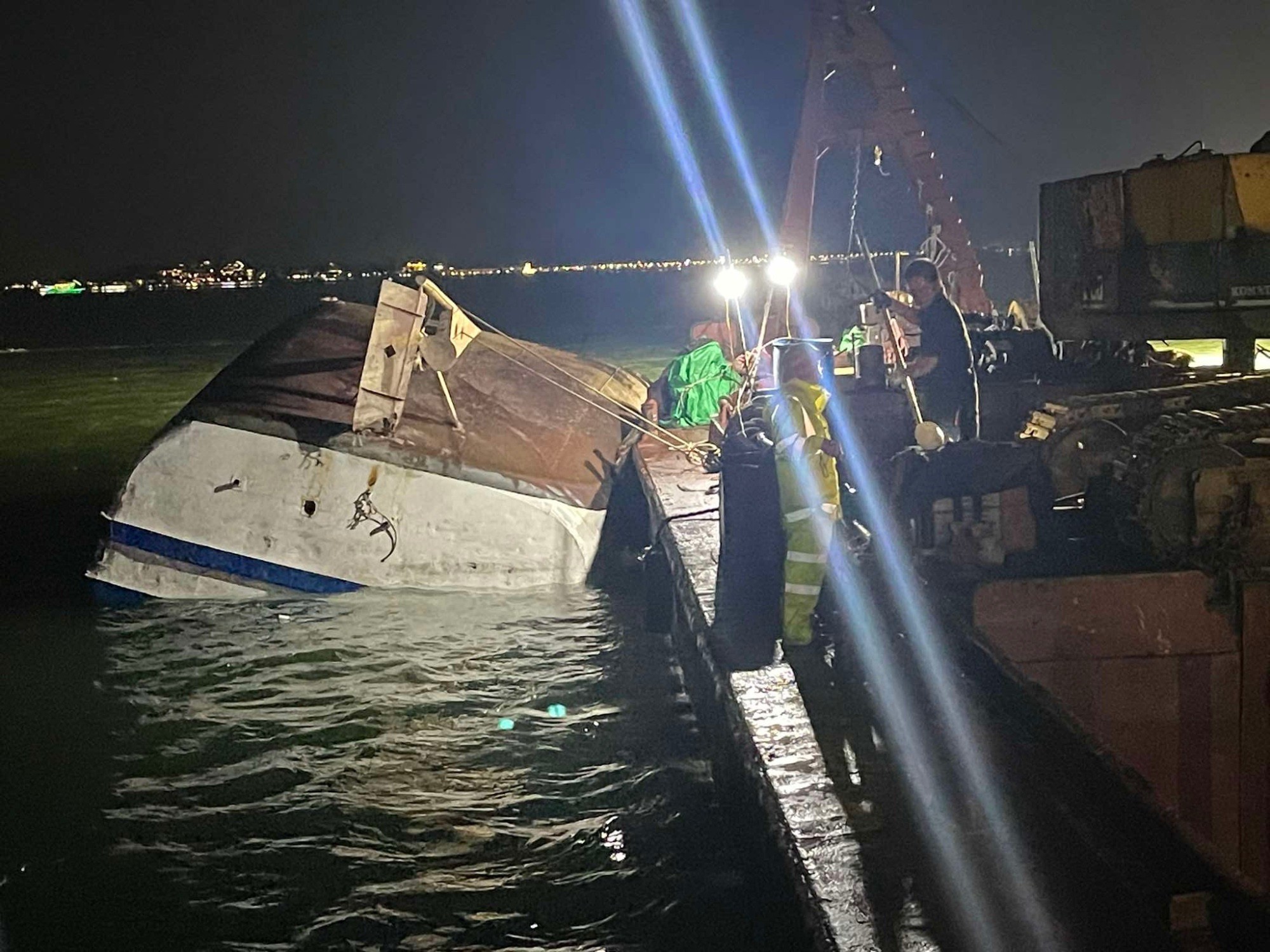 Cập nhật vụ lật tàu ở Quảng Ninh: Vớt được 34 thi thể, Phó Thủ tướng trực tiếp đến hiện trường - 6