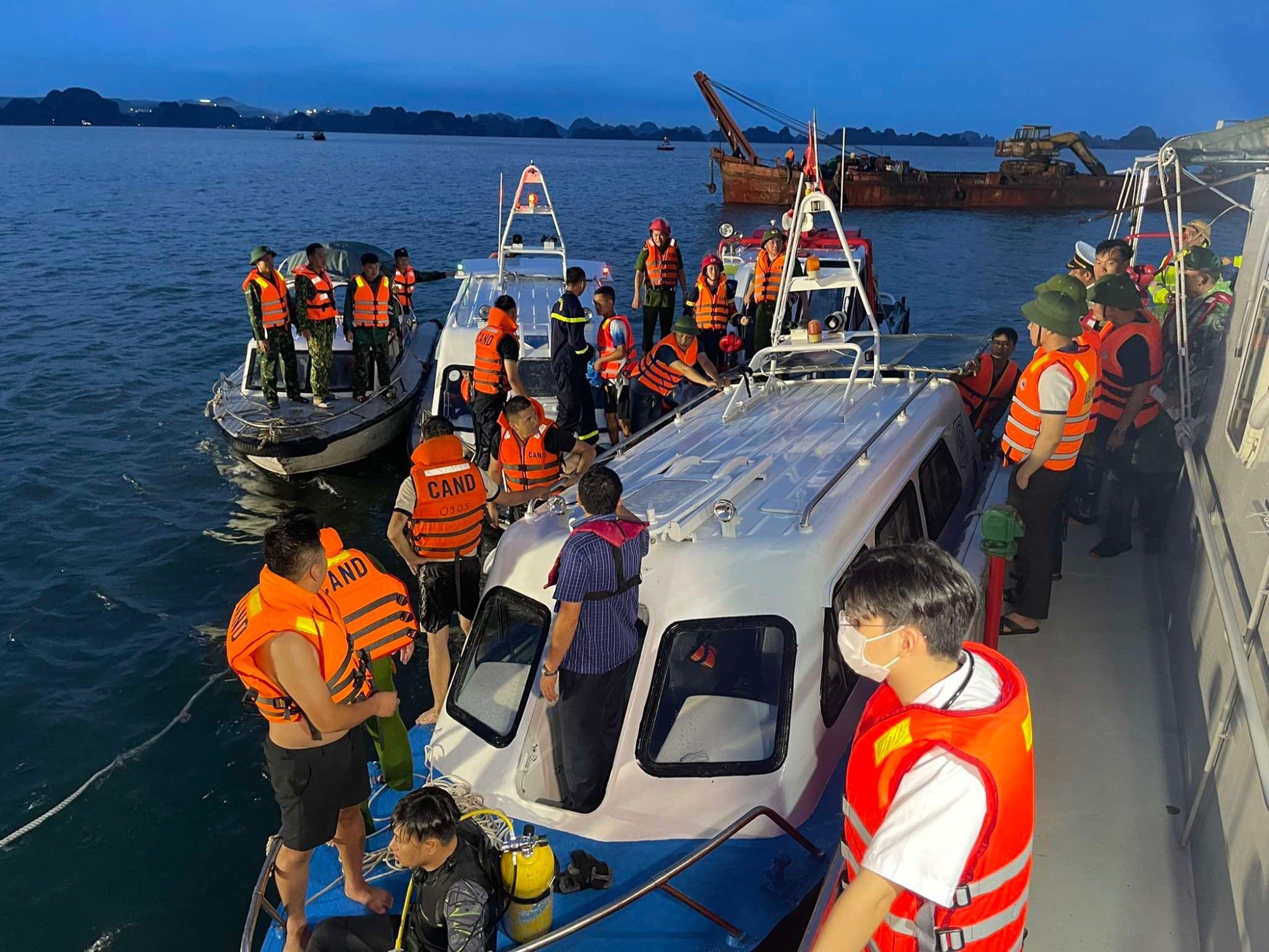 Cập nhật vụ lật tàu ở Quảng Ninh: Vớt được 34 thi thể, Phó Thủ tướng trực tiếp đến hiện trường - 5