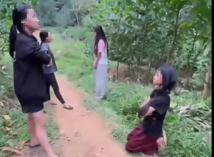 Xôn xao clip nhóm nữ sinh hành hung 2 em nhỏ, bắt quỳ gối - Ảnh 3.