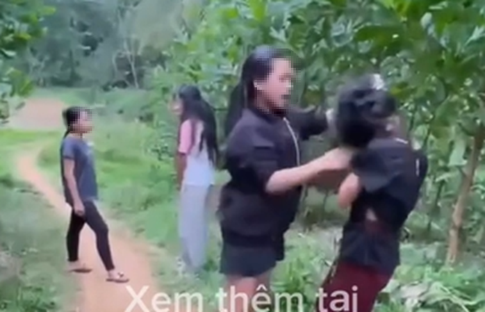 Xôn xao clip nhóm nữ sinh hành hung 2 em nhỏ, bắt quỳ gối - Ảnh 1.